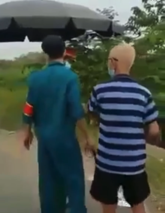 Cụ ông 90 tuổi đầu, không sợ thằng nào cầm mũ cối đánh công an ở chốt kiểm dịch-5