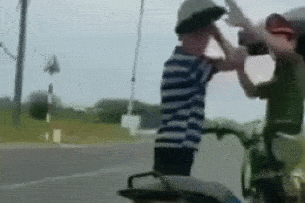 Nhóm người mang ghế ra cổng hóng mát sau 18 giờ, chạy toán loạn khi nghe tiếng xe máy-2