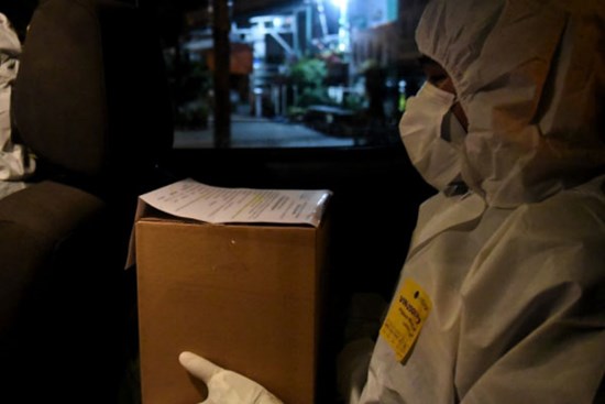 Hành trình đón hũ tro của những F0 tử vong