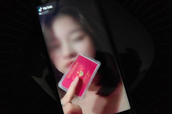 Phạt hơn 12 triệu đồng cô gái khoe thẻ cán bộ đi vòng quanh Hà Nội giữa lúc giãn cách