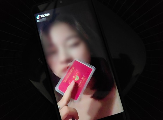 Phạt hơn 12 triệu đồng cô gái khoe thẻ cán bộ đi vòng quanh Hà Nội giữa lúc giãn cách-1