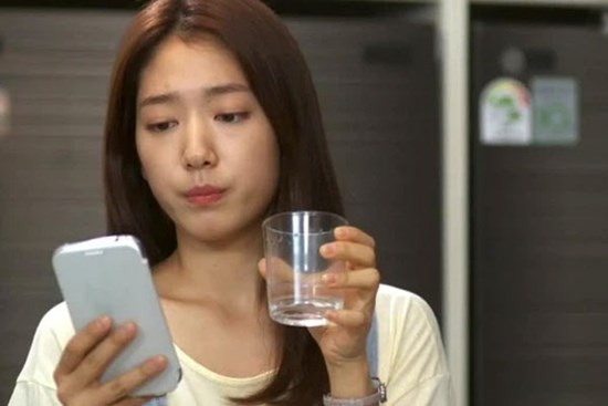 Chồng chuyển trợ cấp cho nhân viên, tôi vô tình đọc được đoạn tin nhắn sốc óc từ cô kế toán