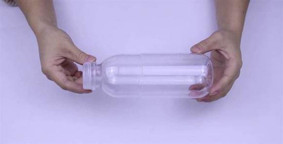 Dừng đổ dầu bằng phuy đựng dầu, dạy bạn tự làm can dầu tại nhà vừa thiết thực, tiết kiệm lại còn không bị rây rớt ra ngoài-2