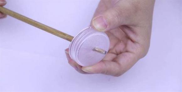 Dừng đổ dầu bằng phuy đựng dầu, dạy bạn tự làm can dầu tại nhà vừa thiết thực, tiết kiệm lại còn không bị rây rớt ra ngoài-4