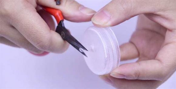 Dừng đổ dầu bằng phuy đựng dầu, dạy bạn tự làm can dầu tại nhà vừa thiết thực, tiết kiệm lại còn không bị rây rớt ra ngoài-5