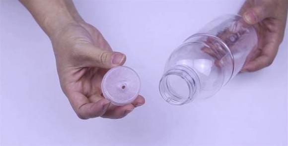 Dừng đổ dầu bằng phuy đựng dầu, dạy bạn tự làm can dầu tại nhà vừa thiết thực, tiết kiệm lại còn không bị rây rớt ra ngoài-6