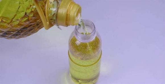 Dừng đổ dầu bằng phuy đựng dầu, dạy bạn tự làm can dầu tại nhà vừa thiết thực, tiết kiệm lại còn không bị rây rớt ra ngoài-7