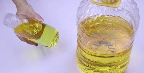 Dừng đổ dầu bằng phuy đựng dầu, dạy bạn tự làm can dầu tại nhà vừa thiết thực, tiết kiệm lại còn không bị rây rớt ra ngoài-9