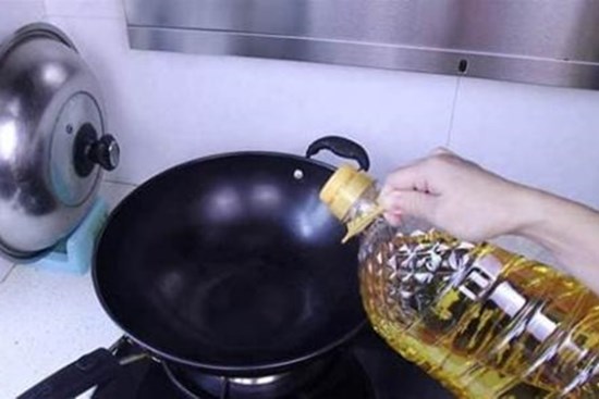 Dừng đổ dầu bằng phuy đựng dầu, dạy bạn tự làm can dầu tại nhà vừa thiết thực, tiết kiệm lại còn không bị rây rớt ra ngoài