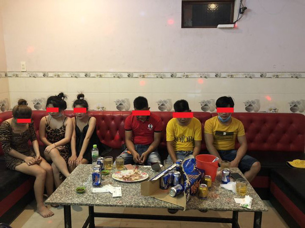 Hát karaoke tay vịn” trong lúc giãn cách xã hội, 8 người bị phạt 117,5 triệu đồng-2