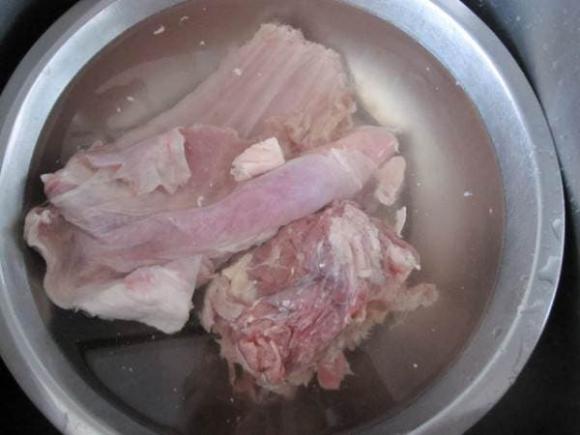Đừng rửa thịt lợn trực tiếp với nước, bởi rất khó rửa sạch! Hãy học mẹo này, chất bẩn sẽ tự hết, thịt rất sạch và không còn mùi tanh-3