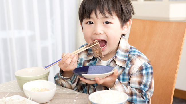 Bác sĩ nhi khuyến cáo 3 loại thức ăn dễ cản trở xương phát triển, bố mẹ cần chú ý-1