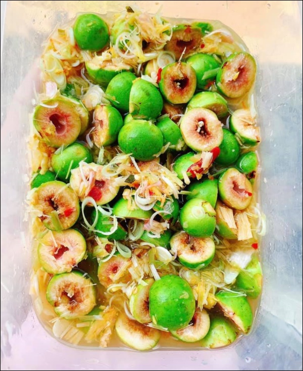 Mẹ đảm tự làm cà muối, sung muối giòn ngon không thâm&nbsp;ai cũng mê, món ăn dân dã đưa cơm ngày nắng nóng-6