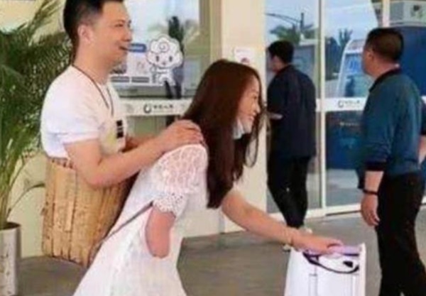 3 năm sau khi nổi tiếng vì bức ảnh vợ cõng chồng, chuyện tình cổ tích nàng cụt tay - chàng nửa thân khiến dân mạng sốc vì có cái kết quá buồn-1