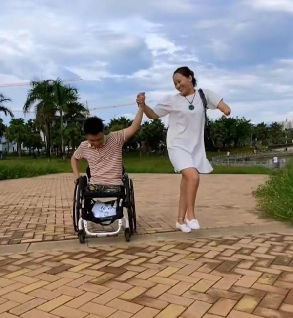 3 năm sau khi nổi tiếng vì bức ảnh vợ cõng chồng, chuyện tình cổ tích nàng cụt tay - chàng nửa thân khiến dân mạng sốc vì có cái kết quá buồn-5