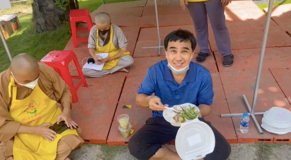 MC Quyền Linh bật khóc: Xin hãy tha lỗi cho tôi, tôi xin lỗi mọi người-2