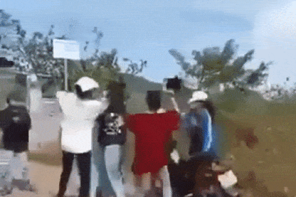 Clip nữ sinh bị đánh hội đồng ở Quảng Nam, nhiều người hô hào cổ vũ khiến dân mạng dậy sóng
