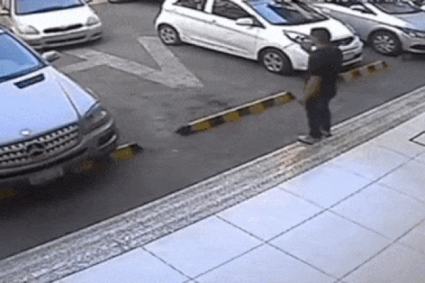 Đứng trước đầu ô tô xi nhan cho tài xế, người đàn ông bị đâm gãy chân