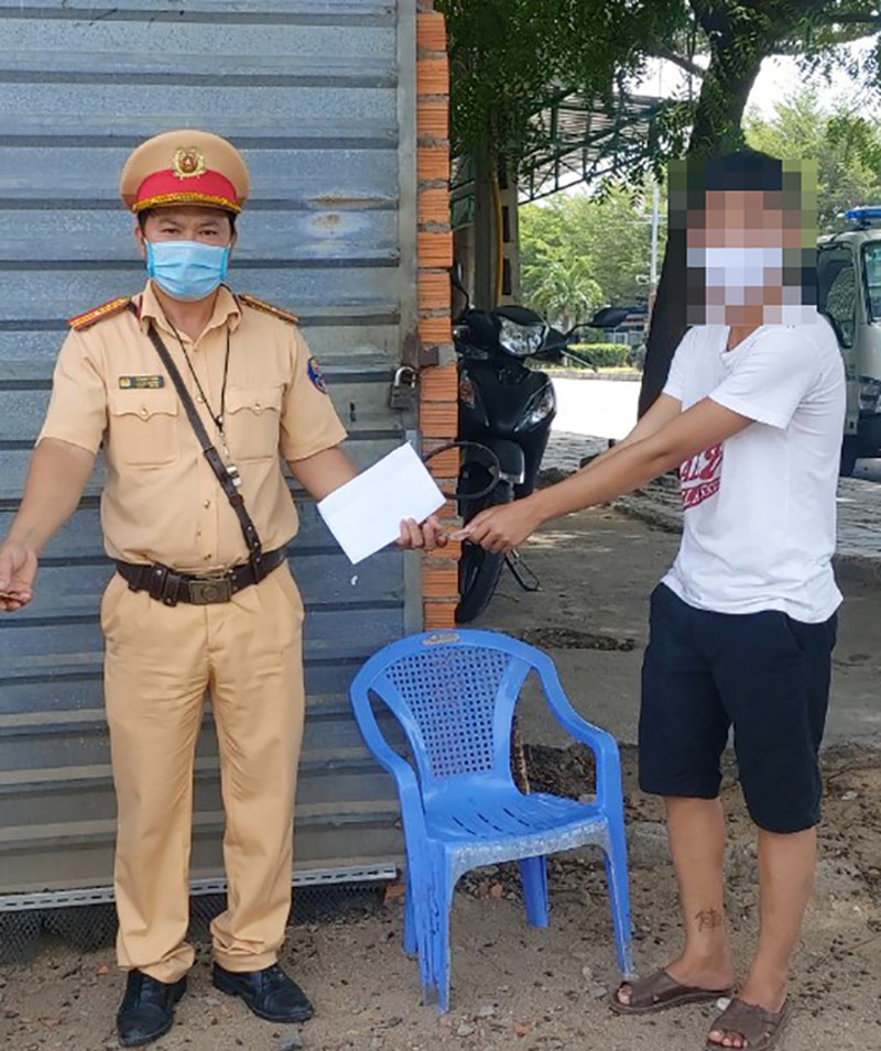 2 thanh niên mãn hạn tù đi bộ từ Ninh Thuận về Bình Thuận và Đồng Nai-1