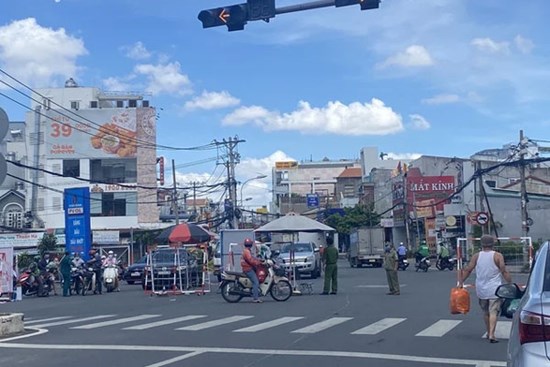 KHẨN: TP.HCM cho phép một số nhân viên siêu thị, cửa hàng tiện lợi được ra đường sau 18 giờ