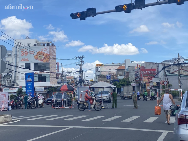 KHẨN: TP.HCM cho phép một số nhân viên siêu thị, cửa hàng tiện lợi được ra đường sau 18 giờ-1