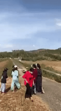 Nguyên nhân nữ sinh lớp 10 bị nhóm bạn dùng cây, mũ bảo hiểm đánh hội đồng dã man-1