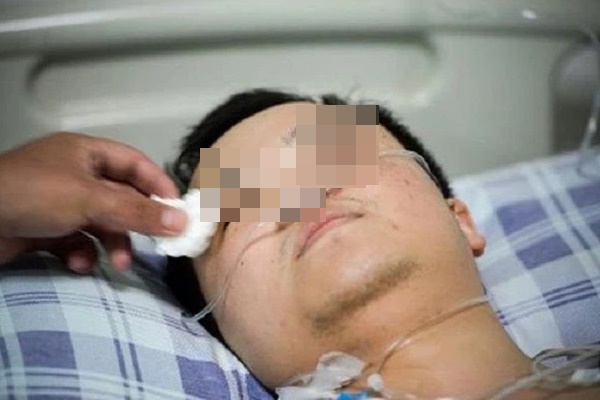 Chàng trai 27 tuổi bất tỉnh do xuất huyết dạ dày đột ngột, bác sĩ nhắc nhở 2 vợ chồng bớt làm 1 chuyện trước khi đi ngủ-1