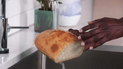 Bánh mì để lâu vừa ỉu vừa dai, 4 cách làm nóng không bị khô, giòn ngon như mới ra lò-1