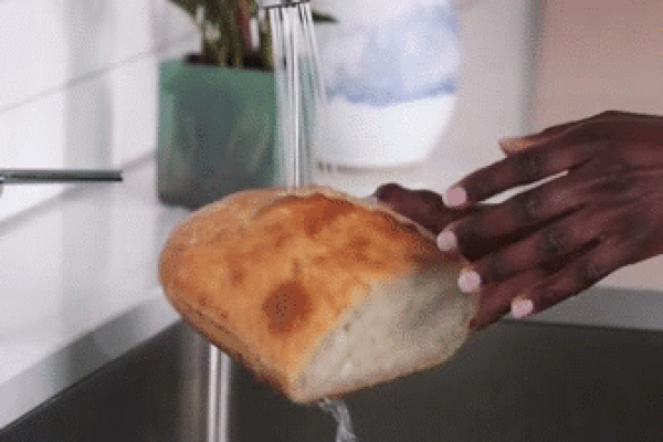 Bánh mì để lâu vừa ỉu vừa dai, 4 cách làm nóng không bị khô, giòn ngon như mới ra lò