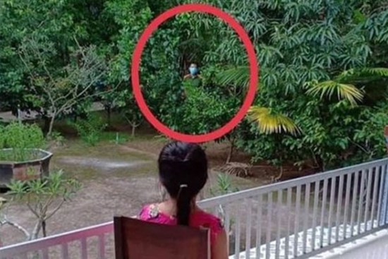 Xúc động hình ảnh chiến sĩ công an đi chống dịch về ngang nhà chỉ dám đứng từ xa nhìn con gái nhỏ