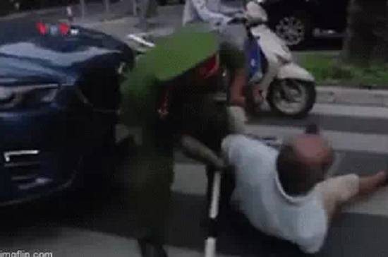 Bị công an hỏi thăm vì ra đường không lý do chính đáng, cụ ông nằm vật ra đường ăn vạ ngay trước đầu ô tô-4