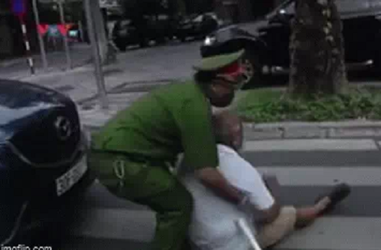 Bị công an hỏi thăm vì ra đường không lý do chính đáng, cụ ông nằm vật ra đường ăn vạ ngay trước đầu ô tô-5