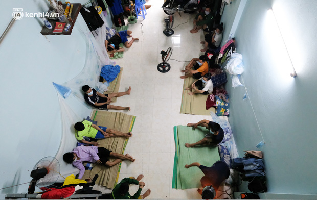 Những công nhân xây dựng mắc kẹt trong các phòng trọ chật hẹp ở Hà Nội: Chỉ biết làm bạn với bức tường, ăn mì tôm qua ngày-1