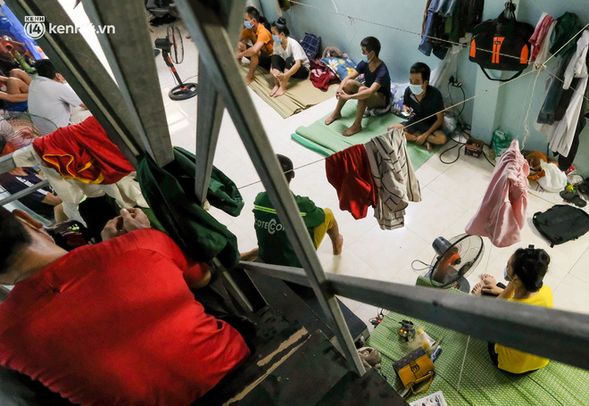 Những công nhân xây dựng mắc kẹt trong các phòng trọ chật hẹp ở Hà Nội: Chỉ biết làm bạn với bức tường, ăn mì tôm qua ngày-2