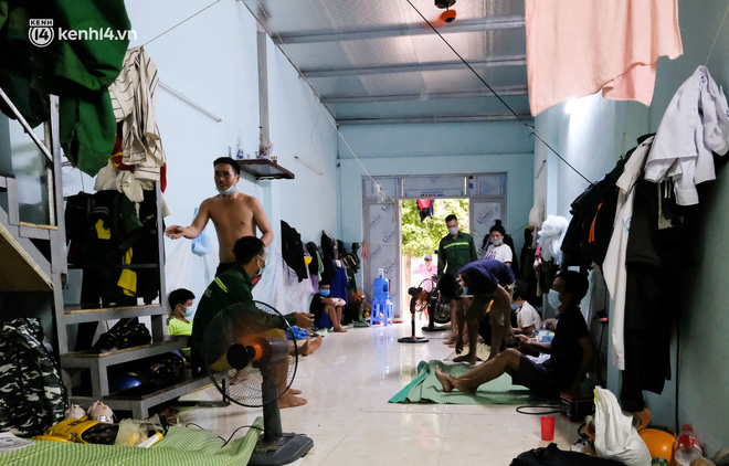 Những công nhân xây dựng mắc kẹt trong các phòng trọ chật hẹp ở Hà Nội: Chỉ biết làm bạn với bức tường, ăn mì tôm qua ngày-3
