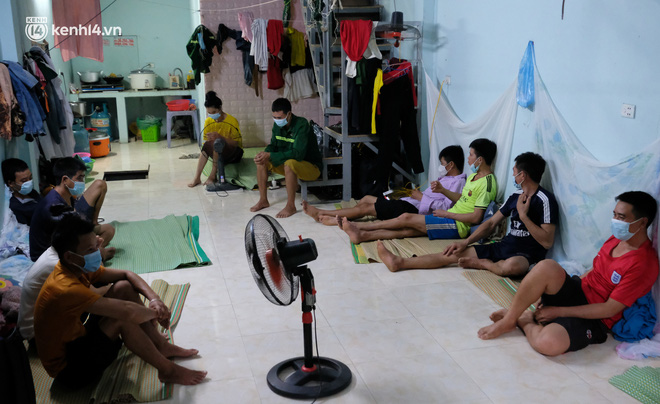Những công nhân xây dựng mắc kẹt trong các phòng trọ chật hẹp ở Hà Nội: Chỉ biết làm bạn với bức tường, ăn mì tôm qua ngày-4