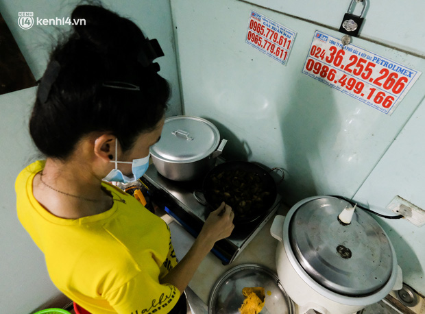 Những công nhân xây dựng mắc kẹt trong các phòng trọ chật hẹp ở Hà Nội: Chỉ biết làm bạn với bức tường, ăn mì tôm qua ngày-5