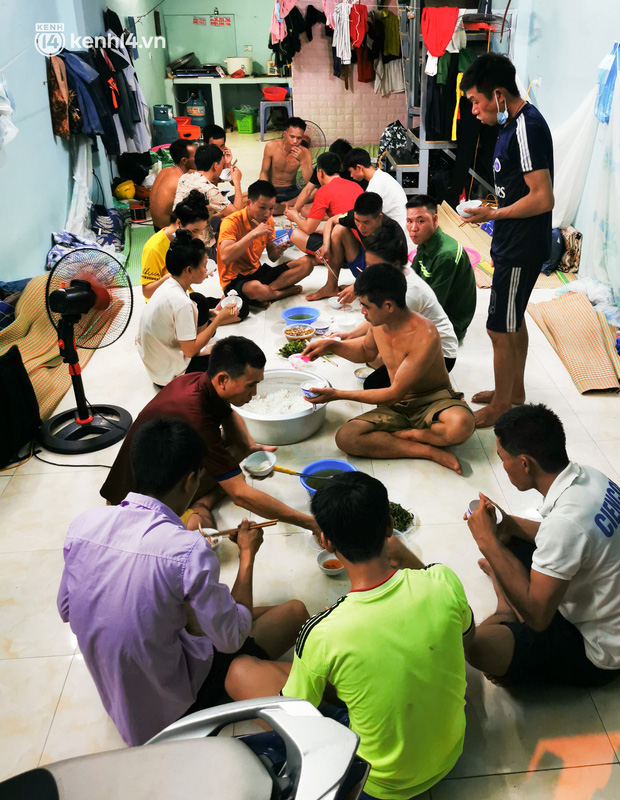 Những công nhân xây dựng mắc kẹt trong các phòng trọ chật hẹp ở Hà Nội: Chỉ biết làm bạn với bức tường, ăn mì tôm qua ngày-6