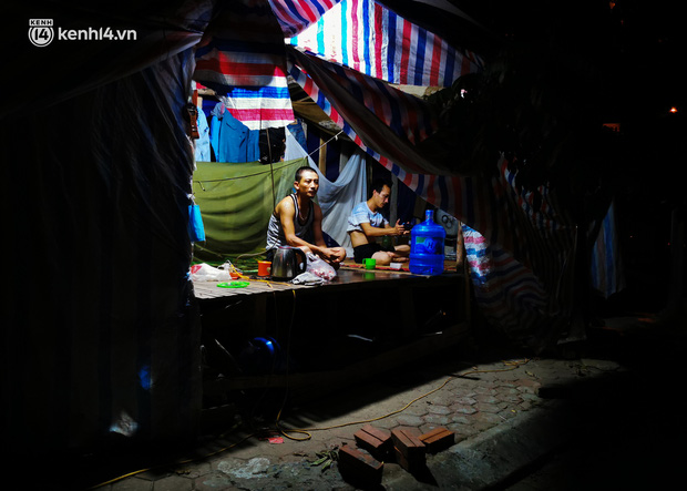 Những công nhân xây dựng mắc kẹt trong các phòng trọ chật hẹp ở Hà Nội: Chỉ biết làm bạn với bức tường, ăn mì tôm qua ngày-10