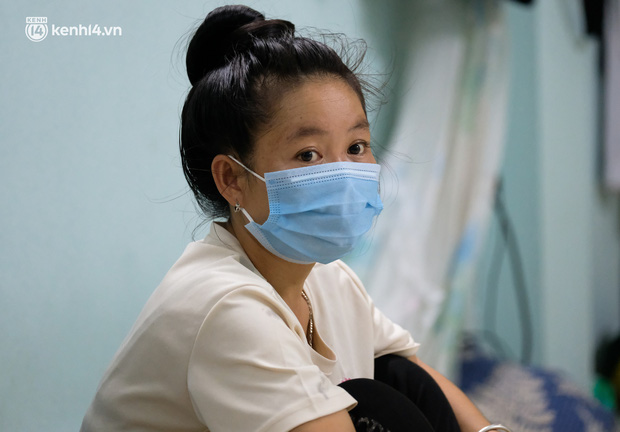 Những công nhân xây dựng mắc kẹt trong các phòng trọ chật hẹp ở Hà Nội: Chỉ biết làm bạn với bức tường, ăn mì tôm qua ngày-8