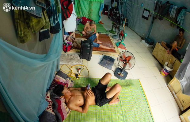 Những công nhân xây dựng mắc kẹt trong các phòng trọ chật hẹp ở Hà Nội: Chỉ biết làm bạn với bức tường, ăn mì tôm qua ngày-9