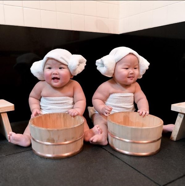 Cặp chị em sinh đôi ú nu với 1001 biểu cảm mặt xấu siêu hài hước phủ khắp MXH một thời gây thích thú với diện mạo hiện tại sau 4 năm-2