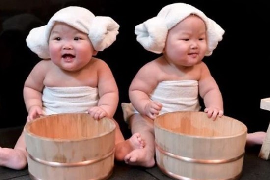 Cặp chị em sinh đôi ú nu với 1001 biểu cảm mặt xấu siêu hài hước phủ khắp MXH một thời gây thích thú với diện mạo hiện tại sau 4 năm