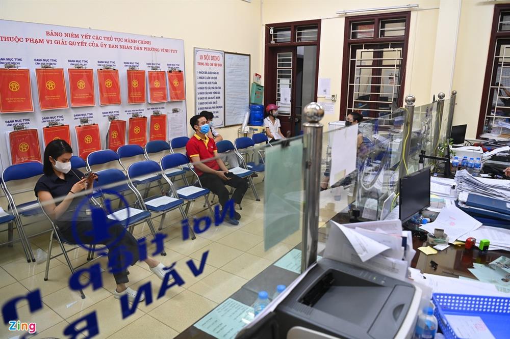 Cán bộ phường thức đêm cấp giấy đi đường cho người Hà Nội-1