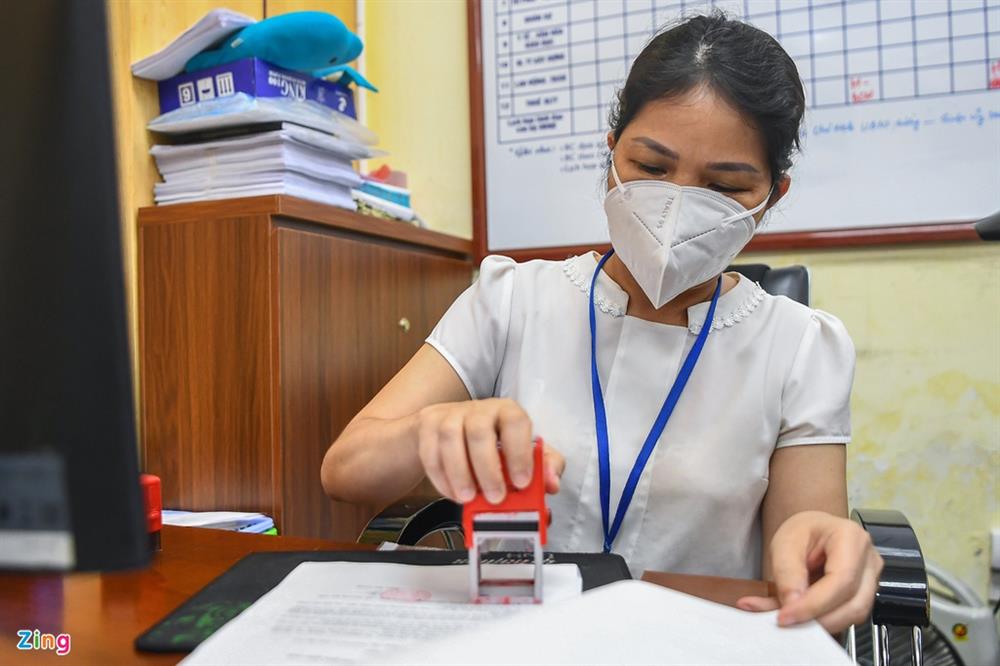 Cán bộ phường thức đêm cấp giấy đi đường cho người Hà Nội-2