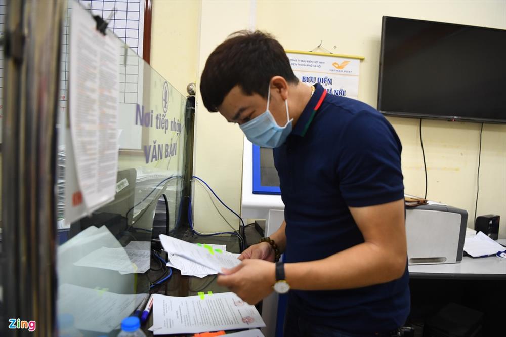 Cán bộ phường thức đêm cấp giấy đi đường cho người Hà Nội-3