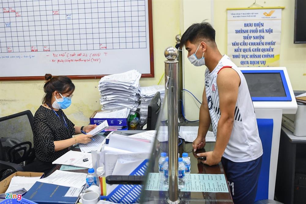 Cán bộ phường thức đêm cấp giấy đi đường cho người Hà Nội-4