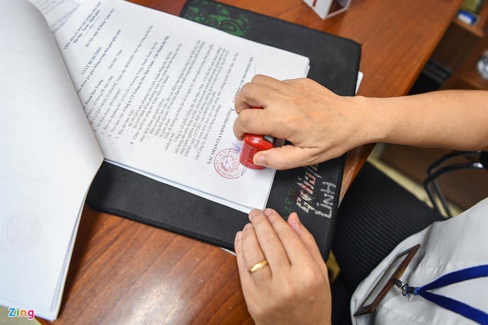 Cán bộ phường thức đêm cấp giấy đi đường cho người Hà Nội-5