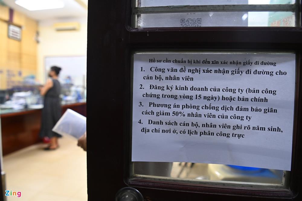 Cán bộ phường thức đêm cấp giấy đi đường cho người Hà Nội-7
