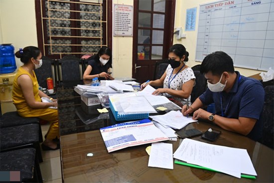 Cán bộ phường thức đêm cấp giấy đi đường cho người Hà Nội